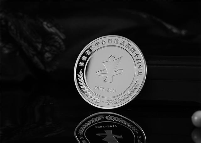 一枚个性化定制的纪念币/章或其它金银礼品大概多少钱？